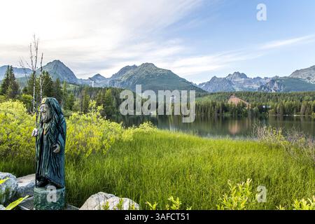 Strbske Pleso, Slovacchia - 16 luglio 2023: Statua di Poseidon e lago di montagna Strbske pleso National Park High Tatra. Foto Stock