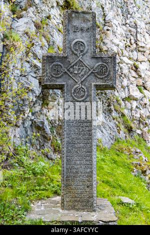Bran, Romania. Attraversa di fronte al castello di Bran (Castelul Bran), comunemente noto come castello di Dracula . Foto Stock