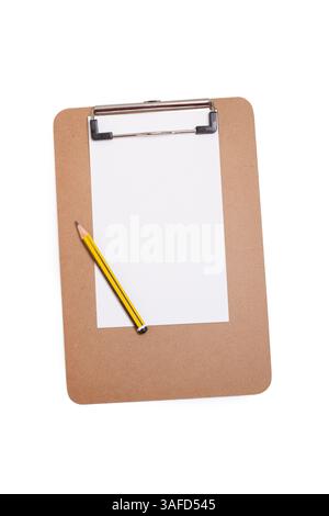 Una matita nera su una clipboard con un foglio di carta bianco su sfondo bianco Foto Stock