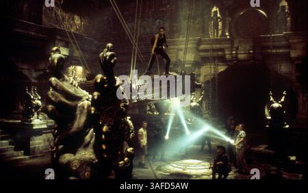 3 luglio 2001; Los Angeles, CA, Stati Uniti; ANGELINA JOLIE (al centro) interpreta Lara Croft, Julian Rhind-Tutt (maglietta stampata) come Pimms, Iain Glen (cappello nero) come Powell e Daniel Craig (camicia bianca ) come Alex in "Lara Croft: Tomb Raider". La Paramount Pictures e Mutual Film Company presentano una produzione di Lawrence Gordon in associazione con Eidos Interactive Limited. (Immagine di credito: ZUMA Press/ZUMAPRESS.com) Foto Stock