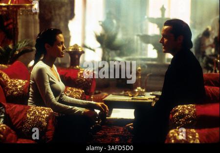 3 luglio 2001; Los Angeles, CA, Stati Uniti; ANGELINA JOLIE interpreta Lara Croft e Iain Glen interpreta Powell in "Lara Croft: Tomb Raider". La Paramount Pictures e Mutual Film Company presentano una produzione di Lawrence Gordon in associazione con Eidos Interactive Limited. (Immagine di credito: ZUMA Press/ZUMAPRESS.com) Foto Stock