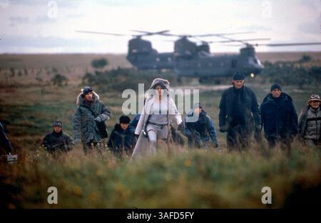 3 luglio 2001; Los Angeles, CA, Stati Uniti; (in prima fila, da sinistra a destra) NOAH TAYLOR nel ruolo di Bryce, ANGELINA JOLIE nel ruolo di Lara Croft, Iain Glen nel ruolo di Powell e Daniel Craig nel ruolo di Alex in "Lara Croft: Tomb Raider". La Paramount Pictures & Mutual Film Company presenta una produzione Lawrence Gordon in associazione con Eidos Interactive Limited. (Immagine di credito: ZUMA Press/ZUMAPRESS.com) Foto Stock