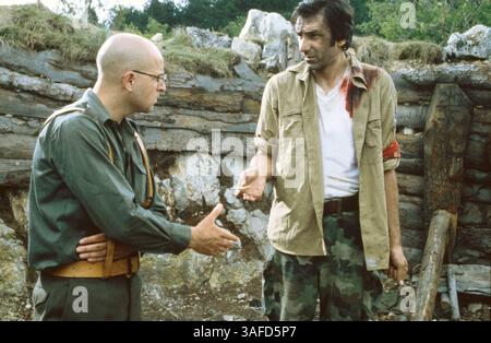31 agosto 2001; Hollywood, California, Stati Uniti; gli attori BRANKO DJURIC nel ruolo di Chiki e RENE BITORAJAC (L) nel ruolo di Nino sono protagonisti di un dramma satirico "No Man's Land". . (Immagine di credito: ZUMA Press/ZUMAPRESS.com) Foto Stock