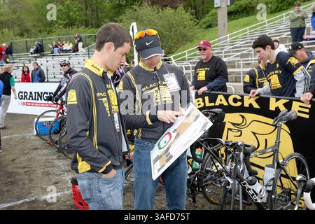 21 aprile 2012: Black Key Bulls Talk Strategy durante la corsa ciclistica Men's Little 500 che si tiene all'Armstrong Stadium nel campus dell'Indiana University di Bloomington, IN. (Immagine di credito: © Pat Lovell/Cal Sport Media/ZUMAPRESS.com) Foto Stock