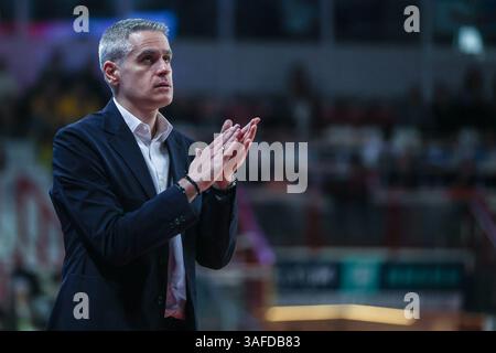Varese, Italia. 6 aprile 2025. Ioannis Kastritis capo allenatore della pallacanestro Varese Openjobmetis reagisce durante la LBA Lega Basket Una partita di regular season 2024/25 tra pallacanestro Varese Openjobmetis e Vanoli Basket Cremona all'Itelyum Arena. Punteggio finale pallacanestro Varese Openjobmetis 85 | 87 Vanoli Basket Cremona. (Foto di Fabrizio Carabelli/SOPA Images/Sipa USA) credito: SIPA USA/Alamy Live News Foto Stock