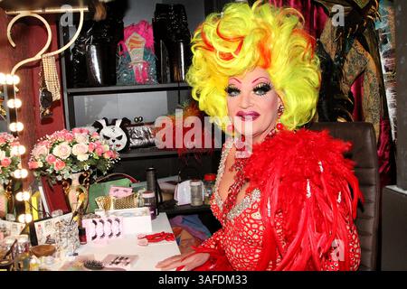 Olivia Jones in der Garderobe nell'ihrem Club AM 7.04.2025 ad Amburgo. Deutschlands bekannteste Drag-Queen bei der Vorstellug echter schriller Hingucker Foto Stock