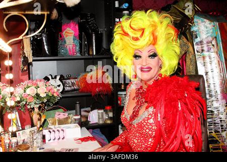 Olivia Jones in der Garderobe nell'ihrem Club AM 7.04.2025 ad Amburgo. Deutschlands bekannteste Drag-Queen bei der Vorstellug echter schriller Hingucker Foto Stock