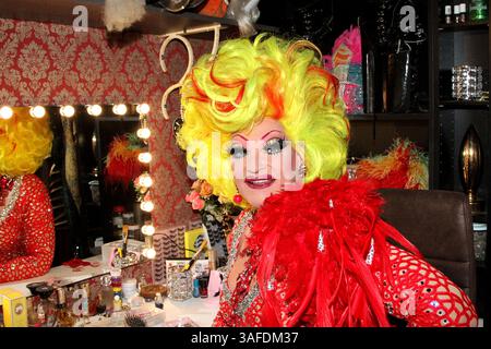 Olivia Jones in der Garderobe nell'ihrem Club AM 7.04.2025 ad Amburgo. Deutschlands bekannteste Drag-Queen bei der Vorstellug echter schriller Hingucker Foto Stock