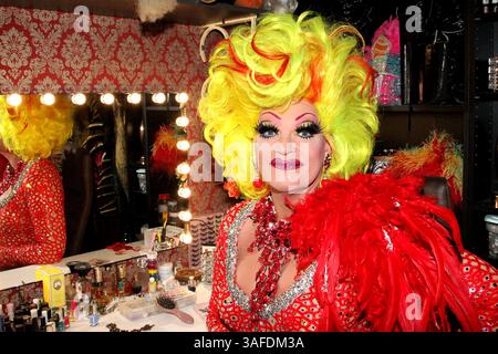 Olivia Jones in der Garderobe nell'ihrem Club AM 7.04.2025 ad Amburgo. Deutschlands bekannteste Drag-Queen bei der Vorstellug echter schriller Hingucker Foto Stock