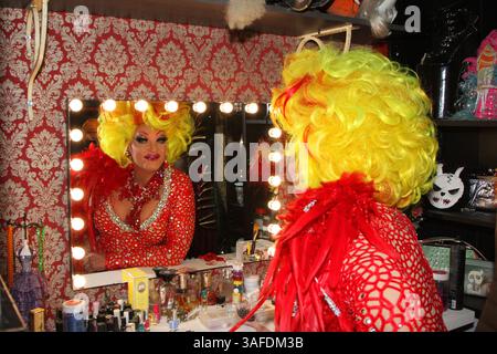 Olivia Jones in der Garderobe nell'ihrem Club AM 7.04.2025 ad Amburgo. Deutschlands bekannteste Drag-Queen bei der Vorstellug echter schriller Hingucker Foto Stock