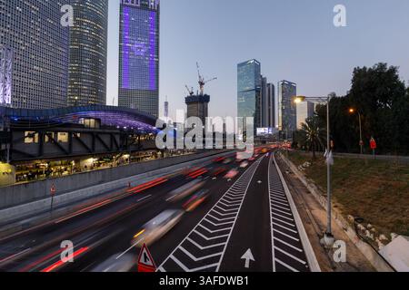 Tel Aviv, Israele - febbraio 25 2024: La vista notturna dei grattacieli nel centro della città Foto Stock