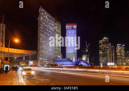 Tel Aviv, Israele - febbraio 25 2024: La vista notturna dei grattacieli nel centro della città Foto Stock