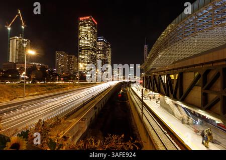 Tel Aviv, Israele - febbraio 25 2024: La vista notturna dei grattacieli nel centro della città Foto Stock