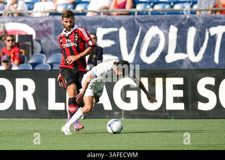 4 agosto 2012 - Foxborough, Massachusetts, U. S - AC Milan Defender Luca Antonini (77) incide il CD Olimpia attaccante Ramio Bruschi (33) nel primo tempo della partita al Gillette Stadium Foxborough, Massachusetts. L'AC Milan batte CD Olimpia 3 - 1. (Immagine di credito: © Mark Box/ZUMAPRESS.com) Foto Stock