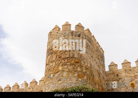 Le possenti mura di Avila: Uno sguardo sul passato medievale della Spagna Foto Stock