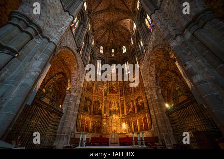 Elementi gotici e romanici dell'interno della cattedrale di Ávila Foto Stock