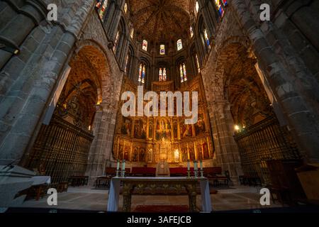 Esplora l'esclusivo mix di stili all'interno della cattedrale di Ávila Foto Stock