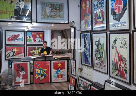 VIETNAM, città di Hanoi, negozio di poster, vendita di vecchia propaganda comunista e manifesti di guerra del Vietnam per i turisti, anche immagini del leader comunista ho chi Minh Foto Stock