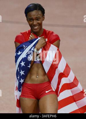 7 agosto 2012 - Londra, GBR - la statunitense Kellie Wells celebra la sua medaglia di bronzo nei 100 metri ostacoli femminili allo Stadio Olimpico, durante i Giochi Olimpici estivi del 2012, a Londra, Inghilterra, martedì 7 agosto, 2012. (immagine di credito: © Chuck Myers/MCT/MCT/ZUMAPRESS.com) Foto Stock