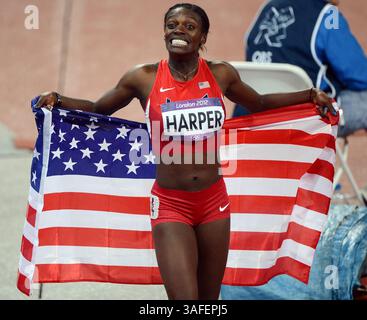 7 agosto 2012 - Londra, GBR - l'americana Dawn Harper celebra la sua medaglia d'argento nei 100 metri ostacoli femminili allo Stadio Olimpico, durante i Giochi Olimpici estivi del 2012, a Londra, Inghilterra, martedì 7 agosto, 2012. (immagine di credito: © Chuck Myers/MCT/MCT/ZUMAPRESS.com) Foto Stock