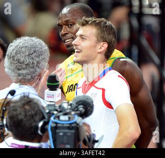 8 agosto 2012 - Londra, GBR - Usain Bolt della Giamaica si unisce a un'intervista con il collega francese Christophe Lemaitre, dopo che entrambi i corridori hanno gareggiato in semifinale per i 200 m maschili allo Stadio Olimpico durante i Giochi Olimpici estivi del 2012 a Londra, Inghilterra, mercoledì 8 agosto 2012. Bolt e Lemaitre si sono qualificati per la finale nelle rispettive semifinali. (Immagine di credito: © Chuck Myers/MCT/MCT/ZUMAPRESS.com) Foto Stock