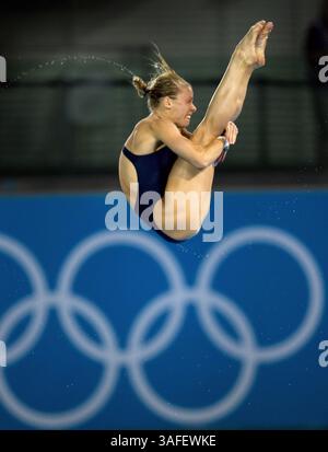 8 agosto 2012 - Londra, GBR - Brittany Viola degli Stati Uniti d'America tuffandosi nella piattaforma da 10 m femminile turno preliminare mercoledì sera 8 agosto 2012, durante i Giochi Olimpici estivi di Londra, Inghilterra. (Immagine di credito: © Brian Peterson/Minneapolis Star Tribune/MCT/ZUMAPRESS.com) Foto Stock