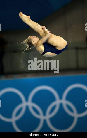 8 agosto 2012 - Londra, GBR - Brittany Viola degli Stati Uniti d'America tuffandosi nella piattaforma da 10 m femminile turno preliminare mercoledì sera 8 agosto 2012, durante i Giochi Olimpici estivi di Londra, Inghilterra. (Immagine di credito: © Brian Peterson/Minneapolis Star Tribune/MCT/ZUMAPRESS.com) Foto Stock