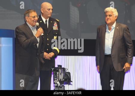 17 agosto 2012 - Pebble Beach, California, Stati Uniti - conduttore del talk show televisivo Tonight's Show, JAY LENO con l'aiuto del Segretario alla difesa degli Stati Uniti, LEON PANETTA, Capo di Stato maggiore dell'esercito americano, GENE RAYMOND ODIERNO, ha messo all'asta la Fiat 500 prima Edizone di Jay Leno del valore di soli 25 dollari per un enorme $ 385.000. La vendita era per una raccolta fondi per la Fisher House. La vendita ha avuto luogo durante l'asta Goodings Classic Car come parte degli eventi Pebble Beach Concours d'Elegance. (Immagine di credito: © Dane Andrew/ZUMAPRESS.com) Foto Stock