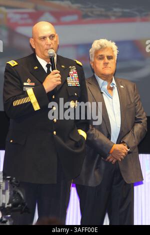 17 agosto 2012 - Pebble Beach, California, Stati Uniti - conduttore del talk show televisivo Tonight's Show, JAY LENO con l'aiuto del capo di stato maggiore dell'esercito americano, GENE RAYMOND ODIERNO ha messo all'asta la Fiat 500 prima Edizone di Jay Leno del valore di soli 25 dollari per un enorme $ 385.000. La vendita era per una raccolta fondi per la Fisher House. La vendita ha avuto luogo durante l'asta Goodings Classic Car come parte degli eventi Pebble Beach Concours d'Elegance. (Immagine di credito: © Dane Andrew/ZUMAPRESS.com) Foto Stock