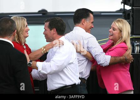 31 agosto 2012 - Lakeland, FL, Stati Uniti - il candidato presidenziale del GOP Mitt Romney, al centro a destra, e la moglie Ann, seconda da sinistra, sono accolti dal candidato al Senato degli Stati Uniti Connie Mack, a destra, e dal procuratore generale della Florida Pam Bondi in un raduno di invio sull'asfalto all'aeroporto di Lakeland in Florida, venerdì 31 agosto 2012. Dopo l'evento di Lakeland, Romney doveva andare a New Orleans per fare un tour dei danni causati dall'uragano. (Immagine di credito: © Joe Burbank/MCT/ZUMAPRESS.com) Foto Stock