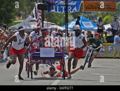 2 settembre 2012 - Miami, Florida, Stati Uniti - il Team ''Racing for Obama'' perde un membro per partecipare alla prima manche della Coconut Grove Bed Race. Cinque squadre in costume hanno corso letti fatti in casa su ruote lungo Grand Avenue nel quartiere di Coconut Grove a Miami. I proventi andranno a beneficio dei Boys & Girls Clubs di Miami-Dade. (Immagine di credito: © Carl Juste/MCT/ZUMAPRESS.com) Foto Stock