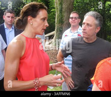 3 settembre 2012 - Charlotte, Carolina del Nord, Stati Uniti - PAULA BROADWEL, ha lasciato, parla con Jon Stewart, ospite di ''Daily Show', durante un barbecue pomeridiano a Myers Park, una raccolta fondi per veterani e guerrieri feriti tenuta a casa di Shannon Lalor e Sami Aasar. (Immagine di credito: © Pam Kelley/MCT/ZUMAPRESS.com) Foto Stock