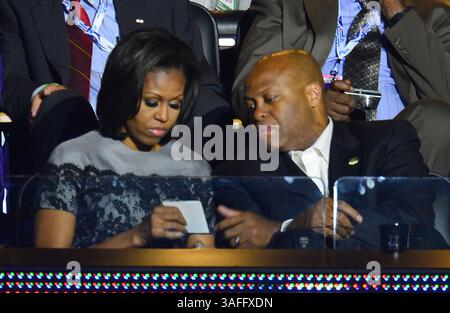 5 settembre 2012 - Charlotte, NC, USA - la first lady Michelle Obama siede accanto a suo fratello, Craig Robinson, la seconda notte alla Convention Nazionale Democratica del 2012 alla Time Warner Cable Arena, mercoledì 5 settembre 2012 a Charlotte, Carolina del Nord. (Immagine di credito: © Harry E. Walker/MCT/ZUMAPRESS.com) Foto Stock