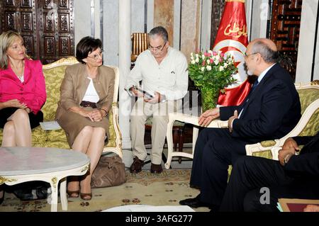 6 settembre 2012 - Tunisi, Tunisia - il primo ministro Hamadi Jebali riceve la sig.ra Emilia Muller(L1) ministro degli affari federali ed europei che ha presieduto una delegazione della regione bavarese tedesca in visita in Tunisia, alla presenza della sig Beate Merk(L2)Ministro della giustizia e della tutela dei consumatori (immagine di credito: © Chokri Mahjoub/ZUMAPRESS.com) Foto Stock