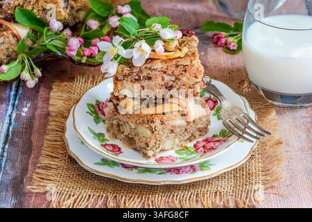 L'avena, le carote, le mele e le noci sono cotte in casa per una colazione sana Foto Stock