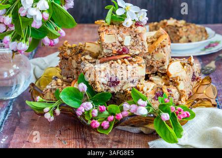 L'avena, le carote, le mele e le noci sono cotte in casa per una colazione sana Foto Stock