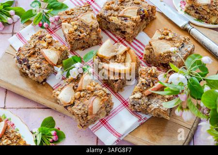 L'avena, le carote, le mele e le noci sono cotte in casa per una colazione sana Foto Stock