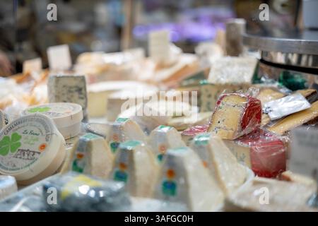 Torino, Italia - 09 novembre 2021: Primo piano di vari formaggi in esposizione presso un mercato o un negozio. Foto Stock
