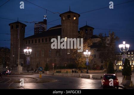 Torino, Italia - 09 novembre 2021: Palazzo Madama, un mix di architettura antica e barocca, si erge maestosamente illuminato in Piazza Castello sotto il Foto Stock