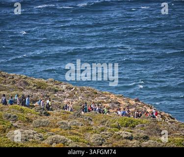 18 marzo 2011 - Capo Occidentale, Sud Africa - i turisti scendono il sentiero escursionistico fino alla scenografica spiaggia di Diaz, conosciuta come il punto in cui l'Oceano Indiano e l'Oceano Atlantico si incontrano nella sezione di Cape Point del Parco Nazionale di Table Mountain. Sul lato occidentale della punta di Cape Point si trova sotto il nuovo faro di Cape Point (1914) all'angolo sud-est della penisola del Capo. (Immagine di credito: © Arnold Drapkin/ZUMAPRESS.com) Foto Stock