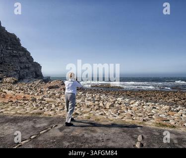 18 marzo 2011 - Capo Occidentale, Sudafrica - Un turista fotografa l'oceano al Capo di buona speranza, il punto sud-occidentale dell'Africa sulla costa atlantica della Penisola del Capo nella provincia del Capo Occidentale, Sudafrica. Uno dei grandi promontori dell'Oceano Atlantico meridionale, il Capo di buona speranza è stato di particolare importanza per i marinai per molti anni. (Immagine di credito: © Arnold Drapkin/ZUMAPRESS.com) Foto Stock