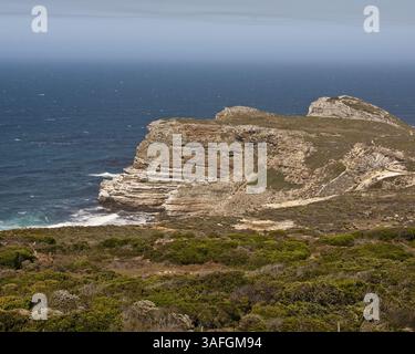 18 marzo 2011 - Capo Occidentale, Sud Africa - scogliere scoscese e piene di onde, sul lato occidentale della punta di Cape Point sotto il nuovo faro di Cape Point (1914) all'angolo sud-est della Penisola del Capo , conosciuto come vicino al punto in cui l'Oceano Indiano e l'Oceano Atlantico si incontrano nella sezione di Cape Point del Parco Nazionale di Table Mountain. La scenografica spiaggia di Diaz si trova sotto le scogliere e può essere raggiunta solo da un sentiero escursionistico. (Immagine di credito: © Arnold Drapkin/ZUMAPRESS.com) Foto Stock