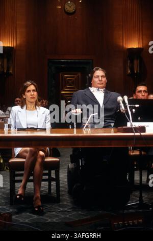 5 giugno 1997 - Washington, DC, USA - l'attore paralizzato Christopher Reeves e la moglie Dana testimoniano davanti alla sottocommissione del Senato su lavoro, salute, servizi umani e istruzione a Washington, DC. (Immagine di credito: © Richard Ellis/ZUMAPRESS.com) Foto Stock