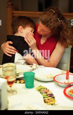 Barbara Sacher gioca con suo figlio Max, 3 anni, dopo la cena di famiglia. I Sacher's fanno di tutto per sedersi ogni sera per una cena in famiglia nella loro casa suburbana della Virgina. Mercoledì 8 maggio 2002 (Credit Image: The Washington Times/ZUMAPRESS.com) Foto Stock