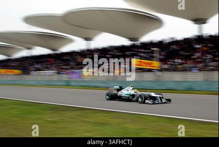 15 aprile 2012; Shanghai, CINA; Nico Rosberg della Germania e Mercedes GP guida durante il Gran Premio di Formula 1 cinese sul circuito internazionale di Shanghai. (Immagine di credito: © Yijiang Guo/Osports tramite filo ZUMA) Foto Stock