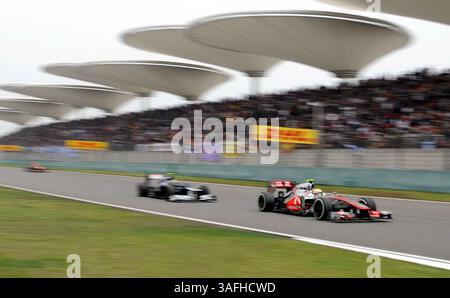 15 aprile 2012; Shanghai, CINA; Lewis Hamilton della Gran Bretagna e McLaren guida durante il Gran Premio di Formula 1 cinese al circuito internazionale di Shanghai. (Immagine di credito: © Yijiang Guo/Osports tramite filo ZUMA) Foto Stock