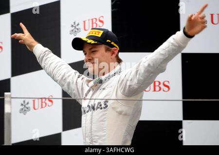 15 apr 2012; Shanghai, CINA; Nico Rosberg della Germania e Mercedes GP festeggia sul podio dopo aver vinto il Gran Premio di Formula 1 cinese sul circuito Internazionale di Shanghai. (Immagine di credito: © Yijiang Guo/Osports tramite filo ZUMA) Foto Stock