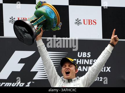15 apr 2012; Shanghai, CINA; Nico Rosberg della Germania e Mercedes GP festeggia sul podio dopo aver vinto il Gran Premio di Formula 1 cinese sul circuito Internazionale di Shanghai. (Immagine di credito: © Yijiang Guo/Osports tramite filo ZUMA) Foto Stock