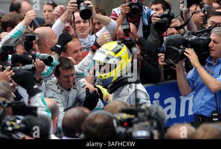 15 apr 2012; Shanghai, CINA; Nico Rosberg della Germania e Mercedes GP festeggia sul podio dopo aver vinto il Gran Premio di Formula 1 cinese sul circuito Internazionale di Shanghai. (Immagine di credito: © Yijiang Guo/Osports tramite filo ZUMA) Foto Stock