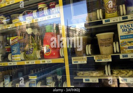 Questo è il nuovo chiosco distributori automatici walk-up dove un cliente può acquistare articoli che vanno dal sapone da bucato al latte ai panini freschi, oltre a una sezione di noleggio DVD, entrambi aperti 24 ore su 24, all'angolo tra la 18th e la California NW a Washington D.C., USA, venerdì pomeriggio 15 novembre 2002. (Immagine di credito: The Washington Times/ZUMAPRESS.com) Foto Stock